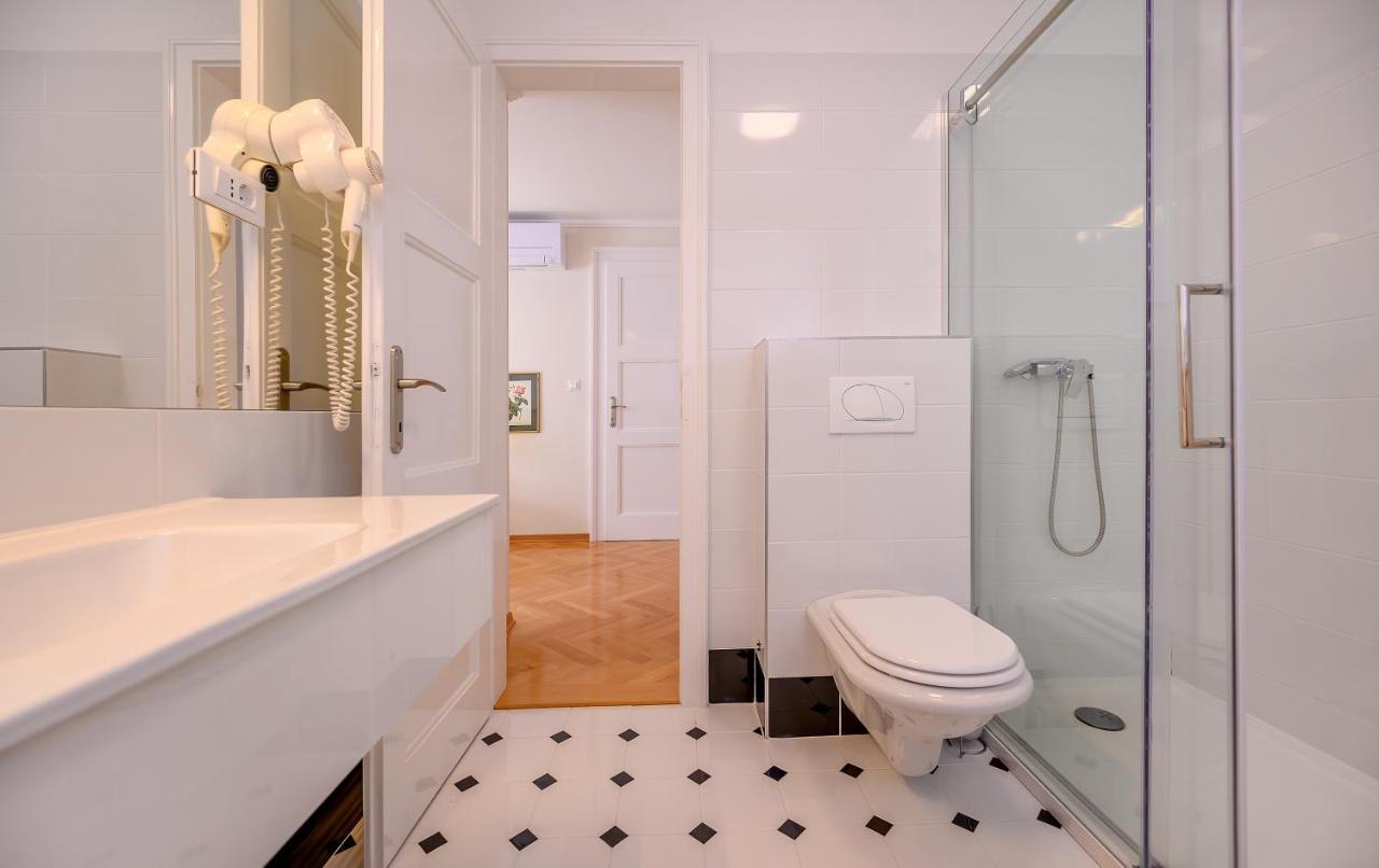 Palace Schoen Milesi - Esense Of Prestige - Private Pool - Free Parking - Old Money Style Luxury Rooms - Walking Distance To The Old Town, The Beach And All Amenities - Buralux Properties Split Exterior foto