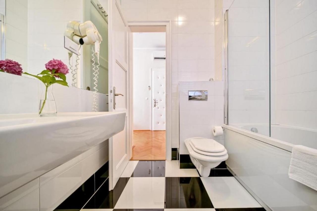 Palace Schoen Milesi - Esense Of Prestige - Private Pool - Free Parking - Old Money Style Luxury Rooms - Walking Distance To The Old Town, The Beach And All Amenities - Buralux Properties Split Exterior foto