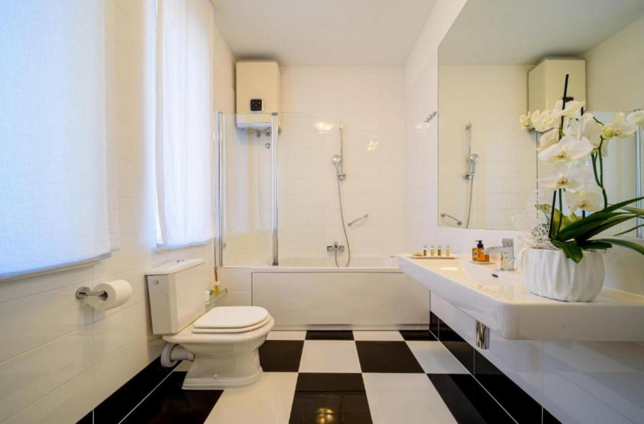 Palace Schoen Milesi - Esense Of Prestige - Private Pool - Free Parking - Old Money Style Luxury Rooms - Walking Distance To The Old Town, The Beach And All Amenities - Buralux Properties Split Exterior foto