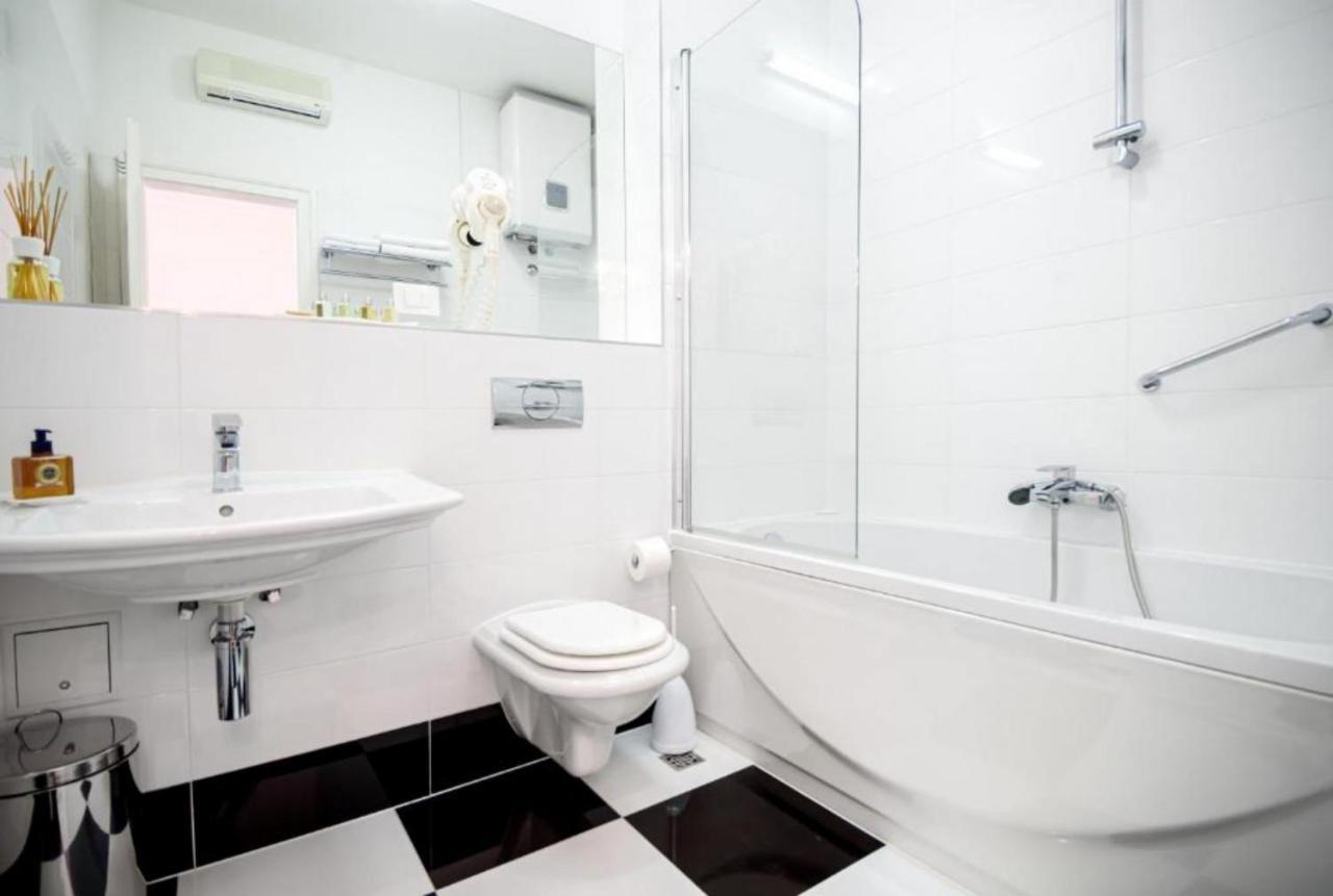 Palace Schoen Milesi - Esense Of Prestige - Private Pool - Free Parking - Old Money Style Luxury Rooms - Walking Distance To The Old Town, The Beach And All Amenities - Buralux Properties Split Exterior foto