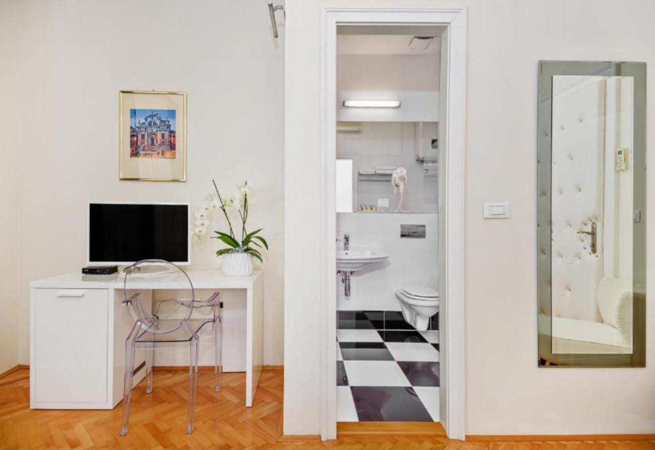 Palace Schoen Milesi - Esense Of Prestige - Private Pool - Free Parking - Old Money Style Luxury Rooms - Walking Distance To The Old Town, The Beach And All Amenities - Buralux Properties Split Exterior foto