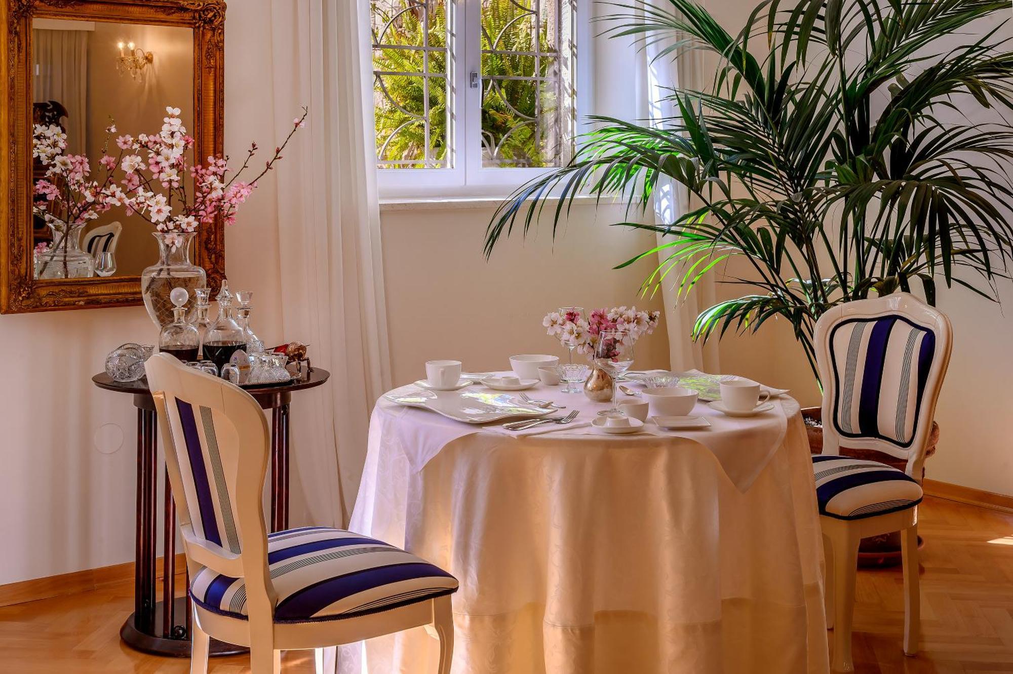 Palace Schoen Milesi - Esense Of Prestige - Private Pool - Free Parking - Old Money Style Luxury Rooms - Walking Distance To The Old Town, The Beach And All Amenities - Buralux Properties Split Exterior foto